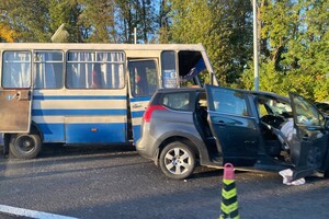На трассе Киев-Чоп автомобиль столкнулся с пассажирским автобусом: четверо травмированных 