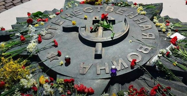 Во Львове решили убрать советскую звезду с кладбища. Россия отреагировала