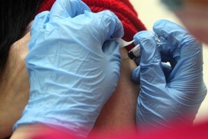 ВООЗ схвалила вакцинацію третьою дозою: кому потрібне щеплення 