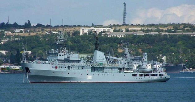 В Черном море тонет судно ВМС Украины