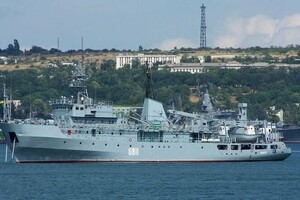 У Чорному морі тоне судно ВМС України 