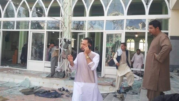 Понад 30 людей загинули через вибух у мечеті в Афганістані — відео 