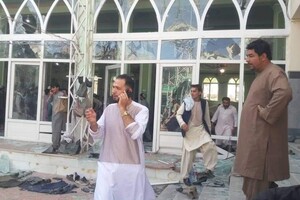 Более 30 человек погибли в результате взрыва в мечети в Афганистане — видео 