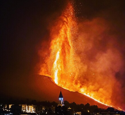 Вулкан викидає породи віком два мільйони років
