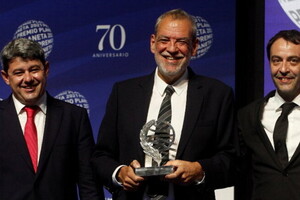 В Испании вручили премию известной писательнице триллеров, которая оказалась псевдонимом троих мужчин
