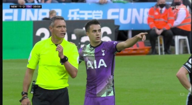  Одному з уболівальників стало погано