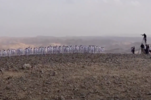 200 оголених людей сфотографувалися разом біля Мертвого моря, яке може скоро зникнути — відео 