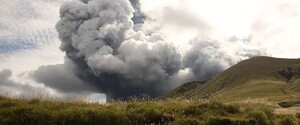 В Японии извергается один из крупнейших в мире вулканов Асо: фото, видео