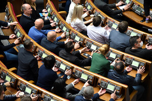 Депутати влаштовують своїх дружин та дітей помічниками колег із фракцій — Схеми