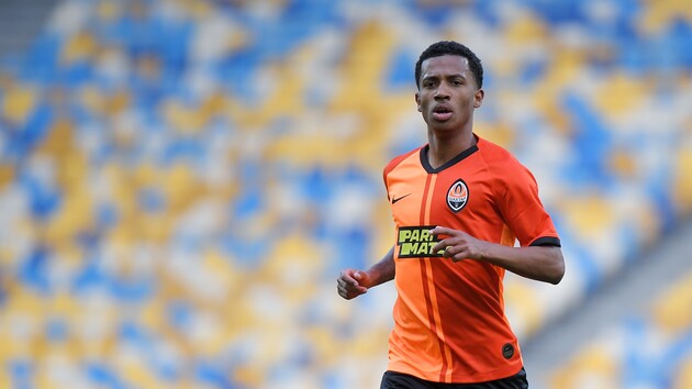 Антонио играет на позиции в центре поля