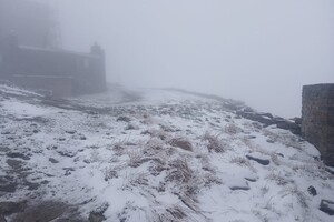 Горные вершины Карпат покрылись снегом 