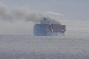 В Канаде людей эвакуировали из-за пожара на судне MV Zim Kingston