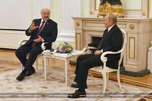 Путин и Лукашенко ведут новый тип гибридной войны против Европы — Bloomberg