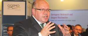 Министр экономики Германии помогает 