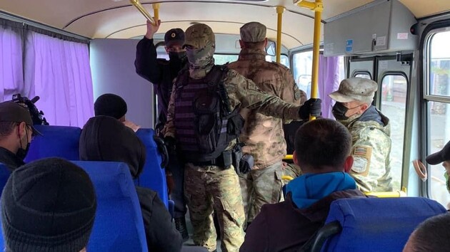 В Крыму оккупанты задержали 19 крымских татар возле 