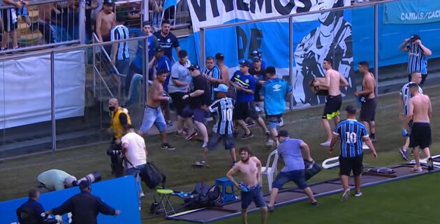 В Бразилии фанаты выбежали на поле и разнесли систему VAR