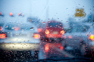 Снизьте скорость: какие правила нужно соблюдать при езде в непогоду
