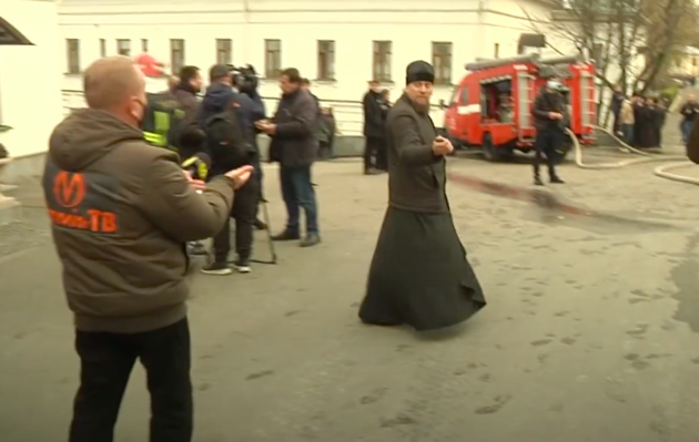«Священнослужитель» Києво-Печерської лаври вирвав телефон із рук журналіста — відео