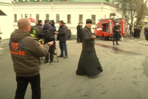 «Священнослужитель» Киево-Печерской лавры вырвал телефон из рук журналиста — видео