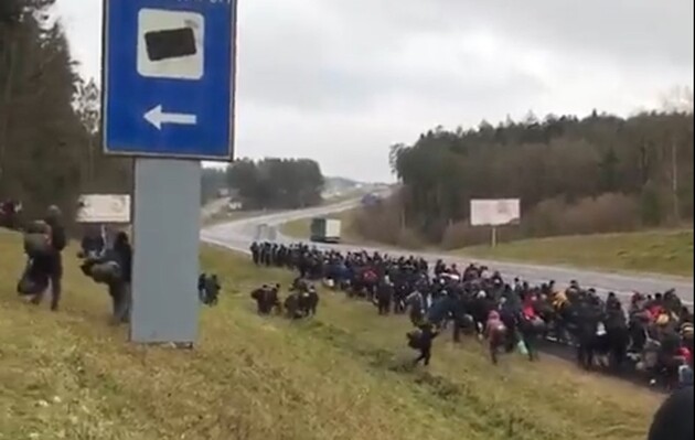 У Білорусі натовпи мігрантів по дорозі прямують до польського кордону
