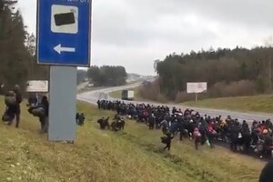 В Беларуси толпы мигрантов по дороге направляются к польской границе