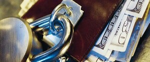 Уже 18 банков Украины автоматически блокируют счета граждан по требованию государственных и частных исполнителей
