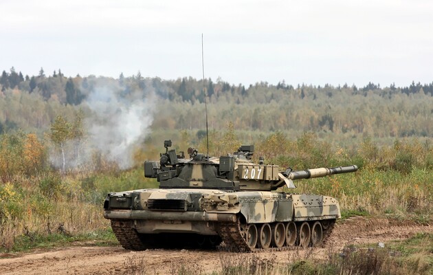 Росія перекинула до кордонів України батальйон танків Т-80У – Bloomberg