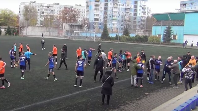 В матче украинских юношеских футбольных команд дети и родители устроили массовую драку на поле
