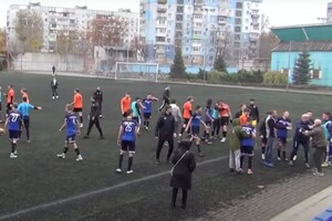 У матчі українських юнацьких футбольних команд діти та батьки влаштували масову бійку на полі