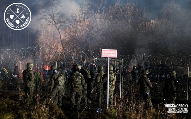 До табору мігрантів біля Кушниці наближається група білоруських офіцерів – відео