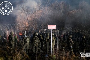 До табору мігрантів біля Кушниці наближається група білоруських офіцерів – відео