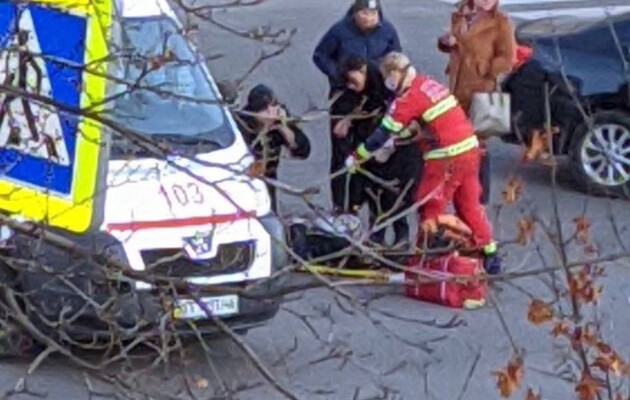 Очередная авария в Харькове: автомобиль сбил на пешеходном переходе двух подростков – видео