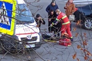 Очередная авария в Харькове: автомобиль сбил на пешеходном переходе двух подростков – видео