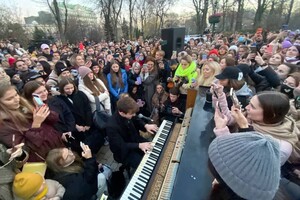 В Киеве третий раз перенесли концерт британского музыканта Стивена Ридли. Он не выдержал и сыграл на улице бесплатно