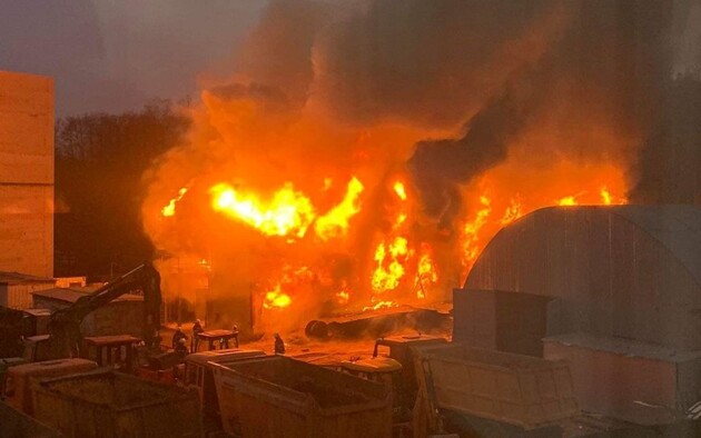 Мощный пожар под Киевом. Горит ангар — видео