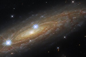 «Хаббл» показал галактику, которая «лежит на боку»