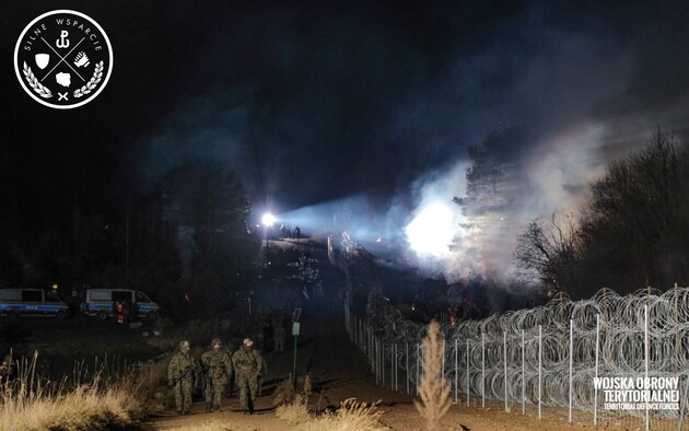 Білоруські служби руйнували паркан на кордоні з Польщею для прориву мігрантів