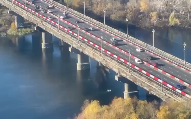 Видео обвала больших кусков с моста Патона: киевские власти кивают на бездомных