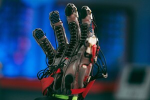 Meta розробила рукавичку, яка дозволить відчути об'єкти віртуальної реальності