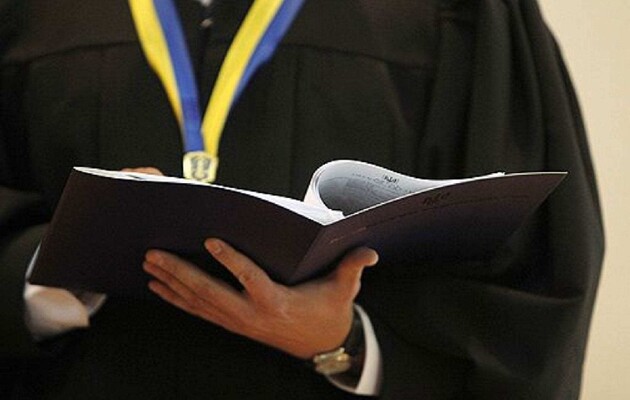 Суд засудив злодія до читання книг