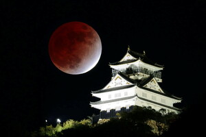 Последнее лунное затмение года стало самым продолжительным за последние 600 лет: фото