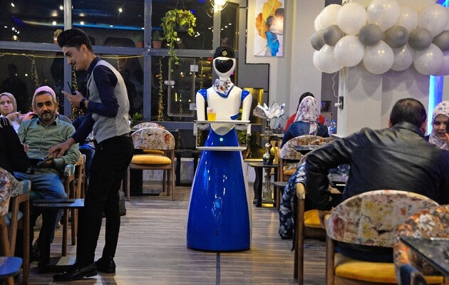 Роботи розносять замовлення у ресторані в Мосулі