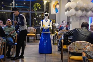 В Ираке открылся ресторан с роботами-официантами