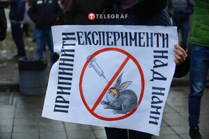 Без масок та соціальної дистанції: противники вакцинації вийшли на акцію протесту до Верховної Ради