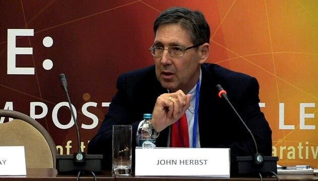 Колишній посол Гербст пояснив різні підходи Білого дому до України та Росії