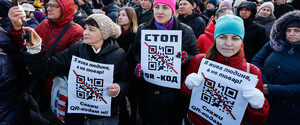 Антивакцинаторы прошлись по Киеву с QR-кодами на плакатах, ведущими на сайт 
