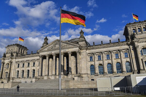Німецькі військові готуються до перевезення пацієнтів із COVID, оскільки зараження досягли нового рекорду — Reuters