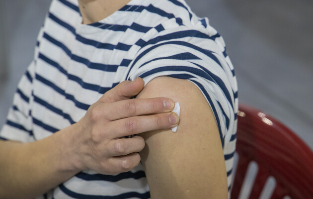 Вакцинация бустерными дозами будет доступна в Украине с первой половины 2022 года: Ляшко рассказал детали