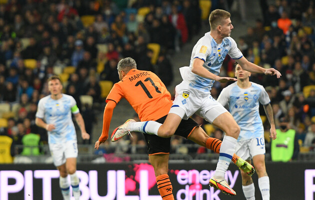 Боротьбу за чемпіонство традиційно ведуть "Шахтар" та "Динамо"