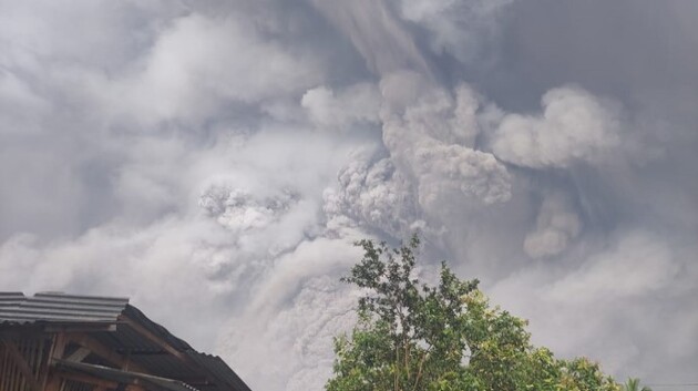 Из-за извержения вулкана Семеру погиб человек, есть пострадавшие